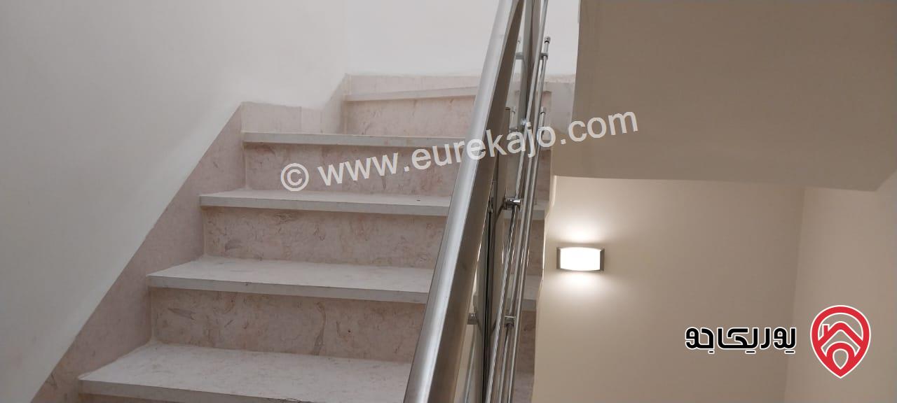 شبه فيلا متلاصقة مفروشة للبيع في عمان - ام السماق مساحة الارض 150م ومساحة البناء 180م بسعر مغري