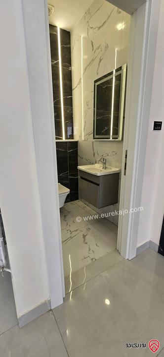 شقة مميزة طابق أرضي دوبلكس مساحة 287م داخلي و 240م خارجي للبيع في عمان - الجندويل