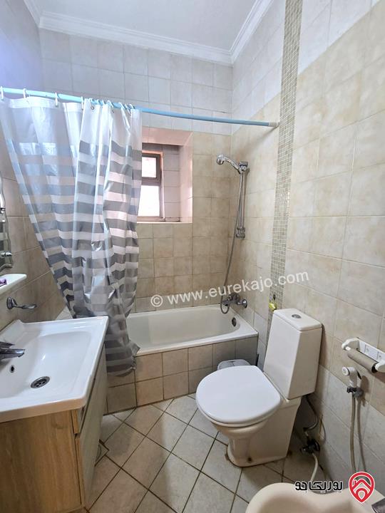 شقة ارضية مفروشة مساحة 80م داخلي وترس 120م و كراج و مدخل خاص للايجار في عمان - دير غبار