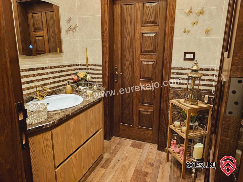 شقة سوبر ديلوكس مساحة 273م طابق أرضي مع مساحة خارجية 90م للبيع مفروشة في الجبيهة 