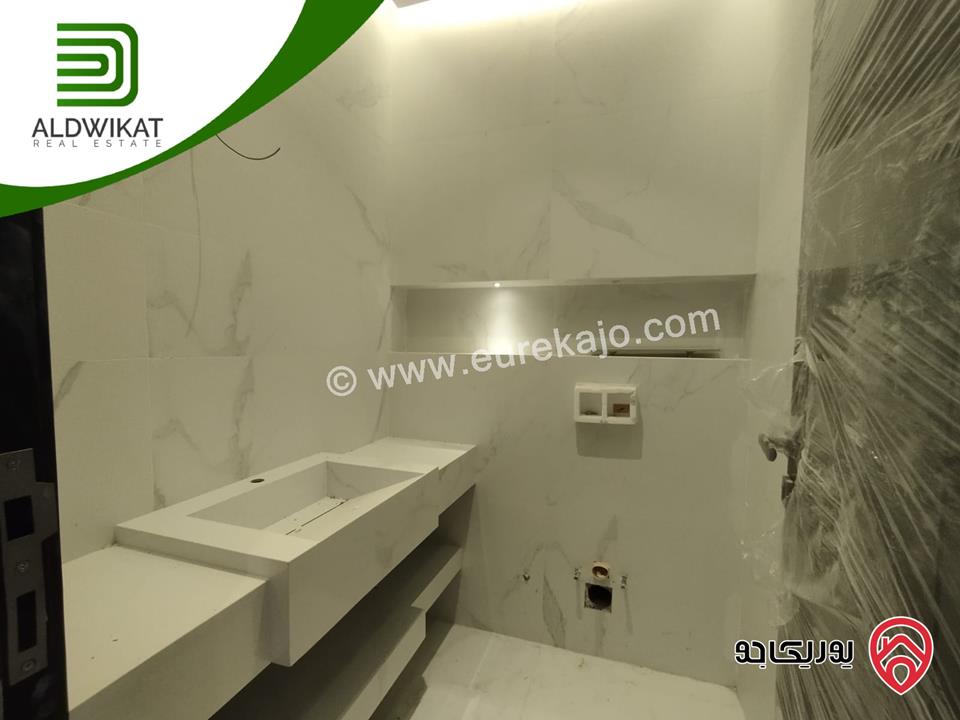 شقة للبيع في عمان - دابوق طابق ارضي مساحة البناء 190م ومساحة الترس 50م