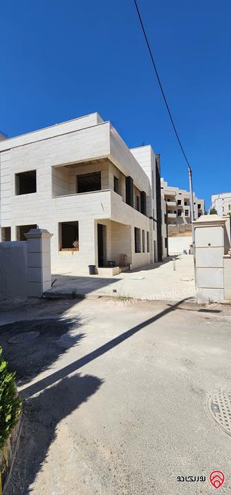 عمارة تحتوي على 4 شقق + روف على أرض 952م للبيع في عمان - دابوق 