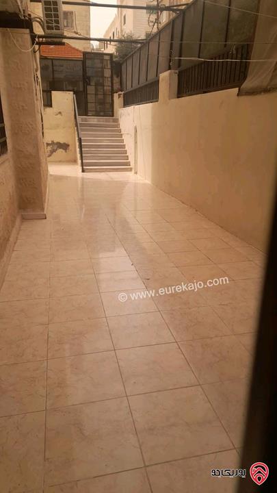 شقة شبة ارضي مساحة 70م داخلي و 120م خارجي للبيع في اربد حي مجمع الشيخ خليل 