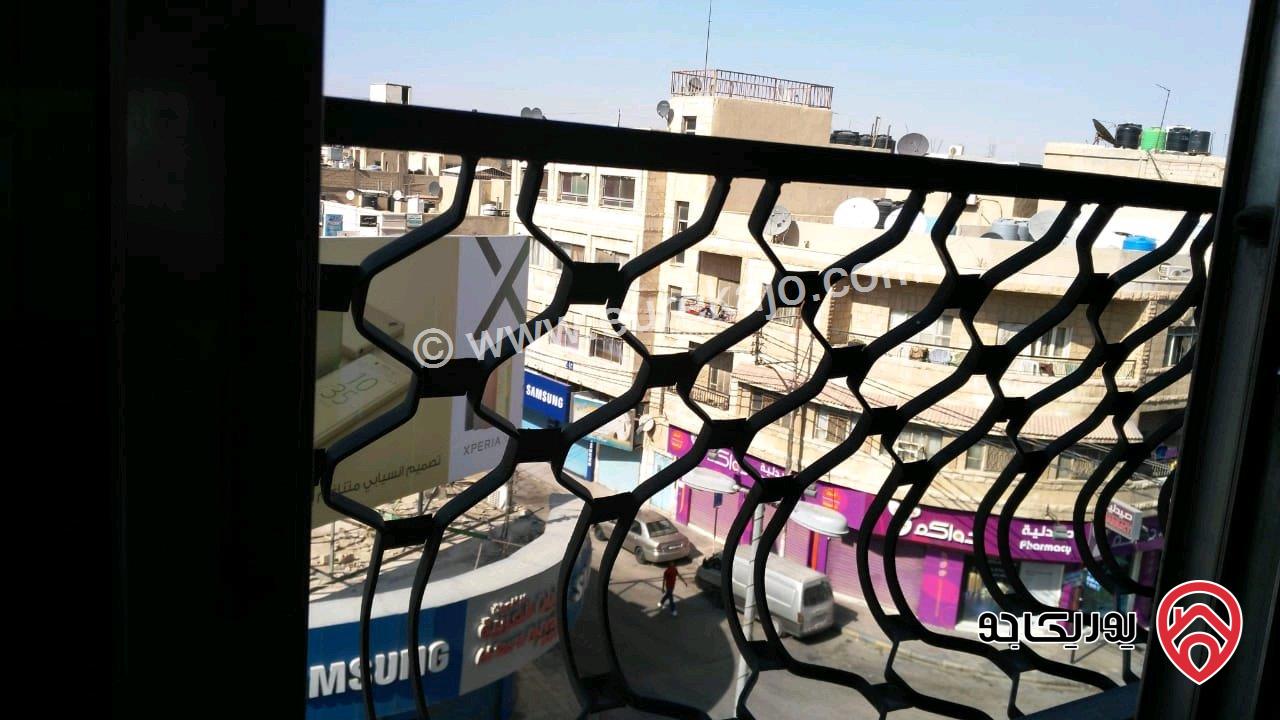 شقة طابق ثالث مع روف مساحة 89م للبيع في الزرقاء شارع السعادة