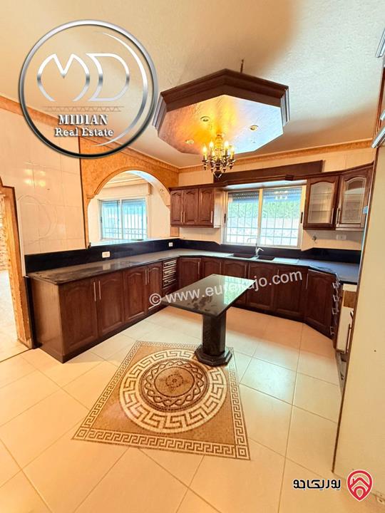 شقة شبه ارضي للبيع في عمان - ضاحية الرشيد مساحة 170م مع ترس 60م تشطيبات سوبر ديلوكس بسعر مميز جداً