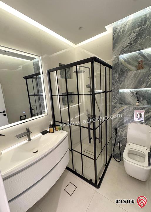 شقة شبه أرضية مساحة 135م داخلي مع حديقة 130م مفروشة بالكامل للايجار في عمان - عبدون