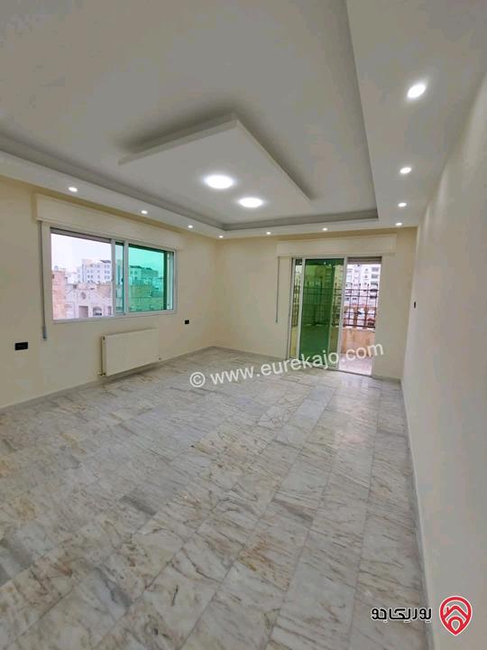 شقة طابق ارضي مساحة 230م داخلي و 70م خارجي للبيع في عمان - ضاحية الرشيد بسعر مغري 