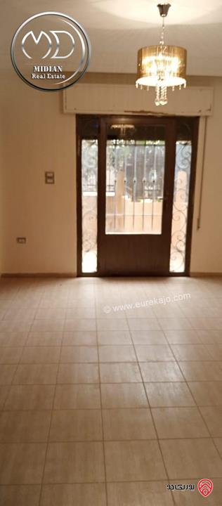 فيلا للبيع في عمان - ضاحية الرشيد مساحة 260م مع تراسات و حدائق تشطيبات سوبر ديلوكس بسعر مميز جداً