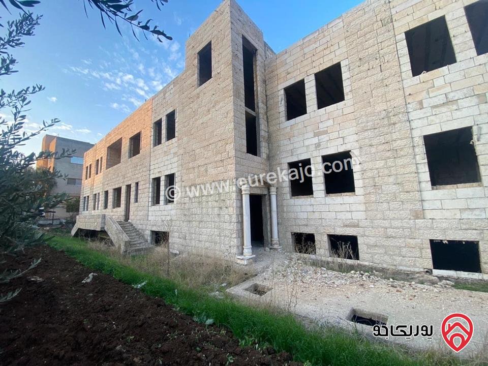 قصر عظم مساحة 600م على أرض 2550م للبيع في اربد - الحي الشرقي