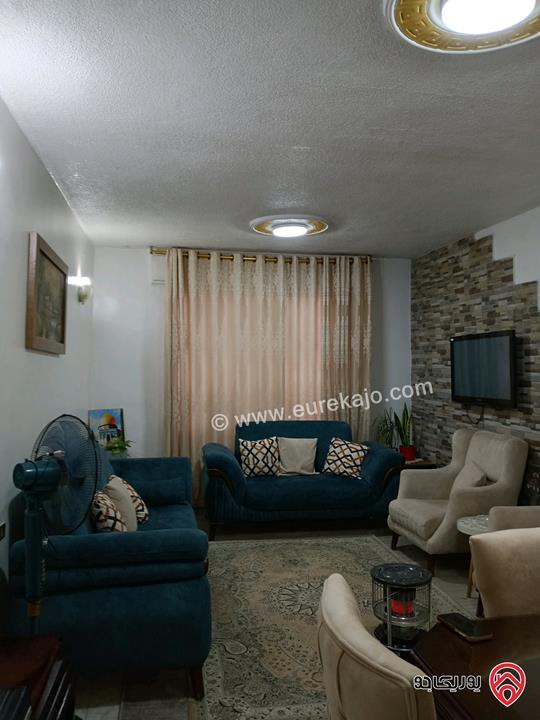 شقة مع روف مساحة 124م للبيع في عمان - الياسمين بالقرب من دوار الصخرة 