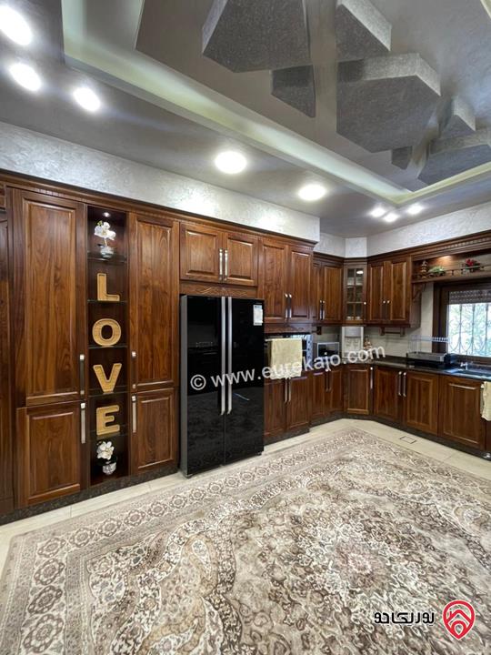 فيلا مساحة الارض 758م مساحة البناء 700م على شارعين للبيع في الزرقاء - ضاحية المدينة المنورة