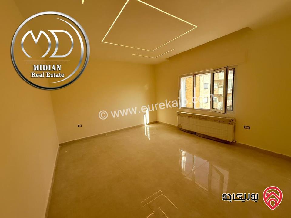 شقة ارضية للبيع في عمان - خلدا مساحة 180م مع ترس وحديقة 200م تشطيبات ديكورات عصرية فاخرة جديدة لم تسكن