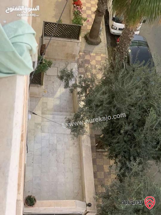 شقة طابق ثالث مساحة 245م للبيع في عمان - خلدا منطقة راقيه و هادئة و مخدومة 