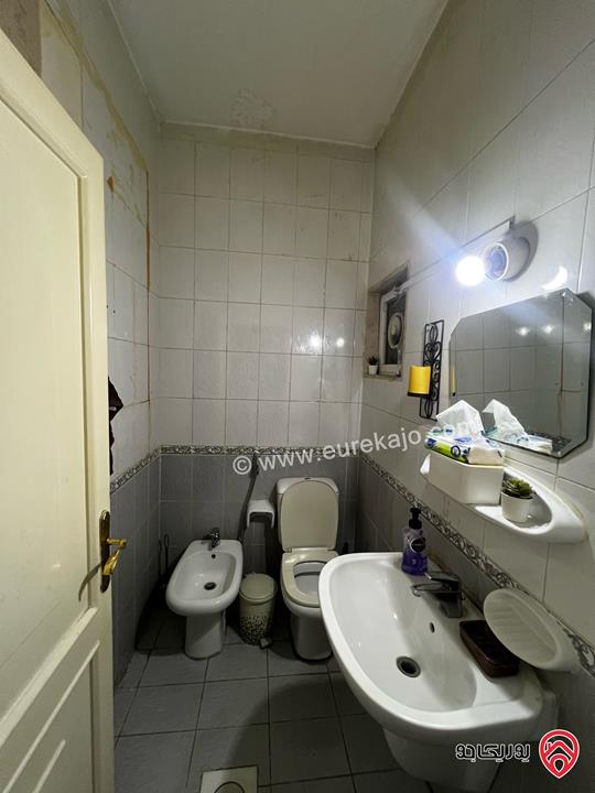 شقة شبه ارضية واسعة مساحة 194م داخلي و 150م خارجي للبيع في عمان - أم أذينة 