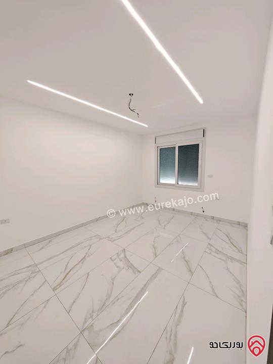 شقة طابق ثالث مع روف دوبلكس مساحة 210م للبيع في عمان - الجبيهة 