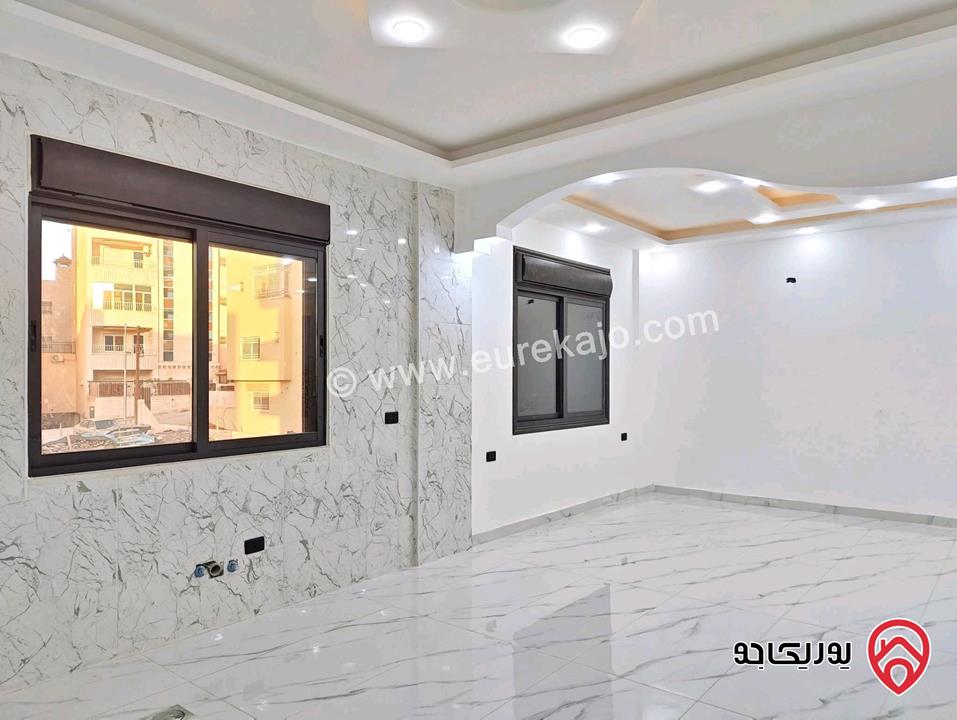شقة دوبلكس فخمة طابق ثالث مع روف مساحة 205م وترس للبيع في الزرقاء الجديدة