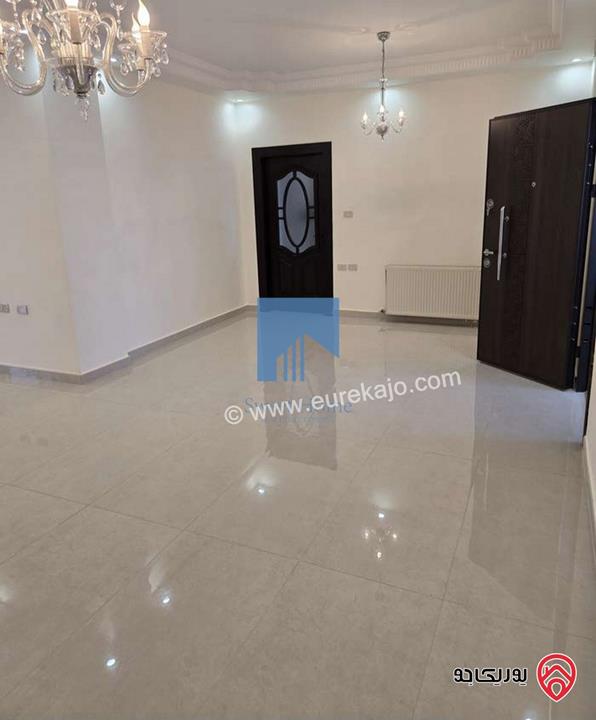 شقة طابقية مميزة للبيع في عمان - أم السماق طابق ثالث 230م مع روف 130م 