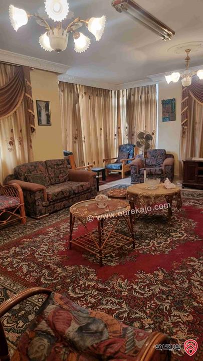شقه للبيع في جبل الحسين طابق اول بناء قديم مساحتها 180متر