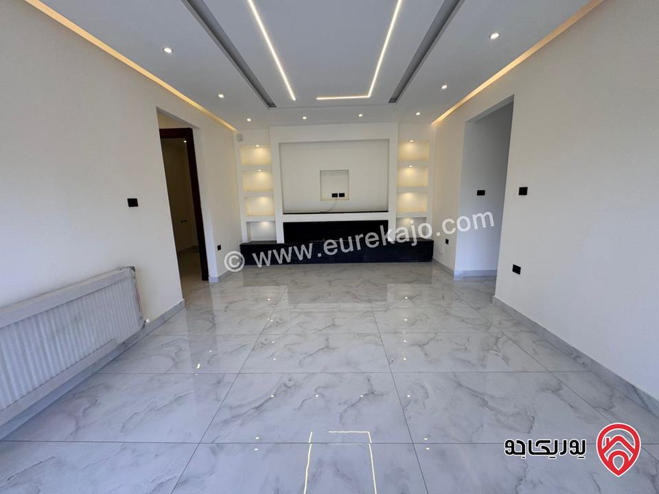 شقة للبيع في عمان - مرج الحمام / طريق المطار طابق ارضي مساحة البناء 230م ومساحة الترس 30
