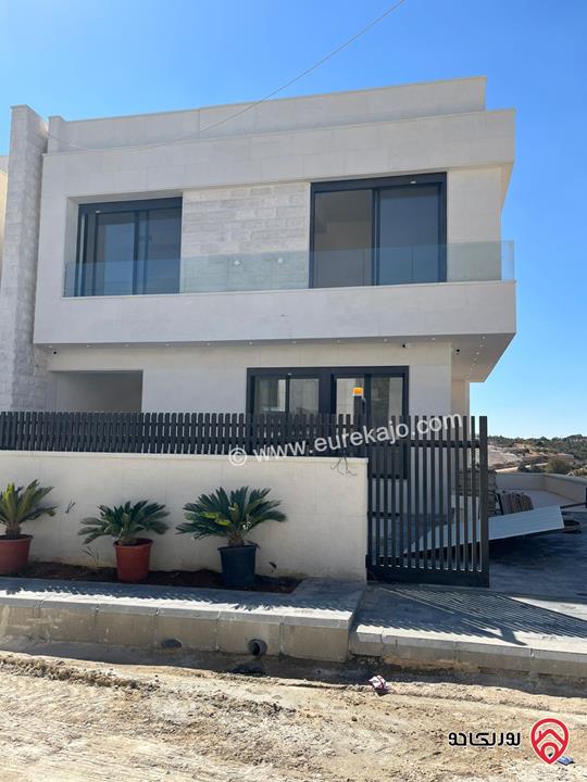 فيلا مساحة 700م على أرض 600م للبيع في عمان - دابوق باطلالة خلابة مع بركة سباحة