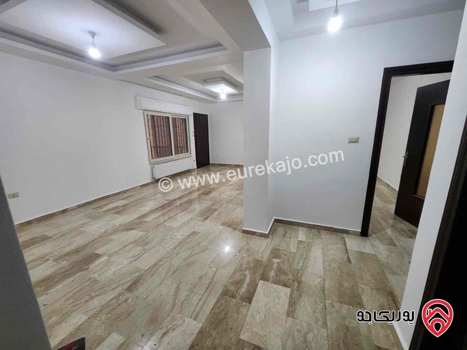 شقة طابق شبه أرضي مرتفع مساحة 205م للايجار في عمان - خلدا