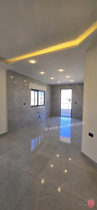 شقة طابق اخير مع روف مساحة 194م للبيع في عمان - الجندويل 