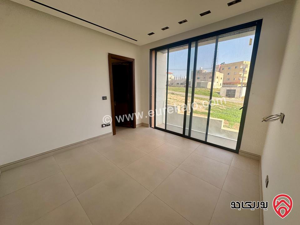 فيلا عدد 2 متلاصقتان مساحة البناء 885م على أرض 500م لكل فيلا للبيع في عمان - رجم عميش بإطلالة جميلة