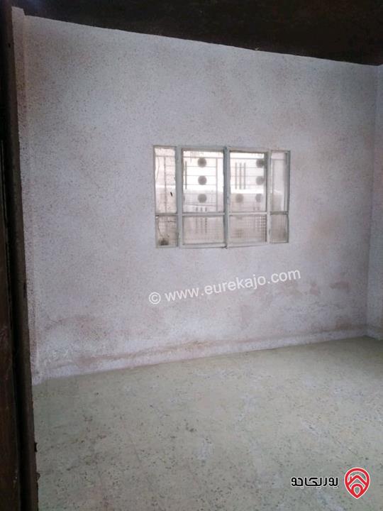 عمارة مكونة من ثلاث طوابق خمس شقق وروف للبيع في الزرقاء - الغويرية