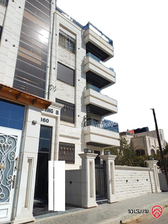 شقة مميزة تشطيب سوبر ديلوكس طابق ارضي مساحة 169م + ترس بناء جديد للبيع في عمان - المقابلين