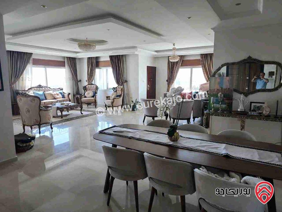 شقة طابقية مع روف المساحة الكلية 490م للبيع في عمان - خلدا مطلة على دابوق