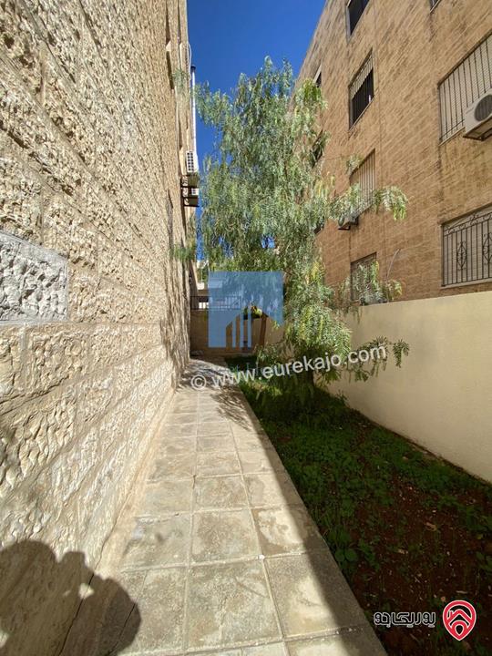 شقة أرضية مميزة  186م مع حديقة وترسات 150م للبيع في عمان - الجندويل