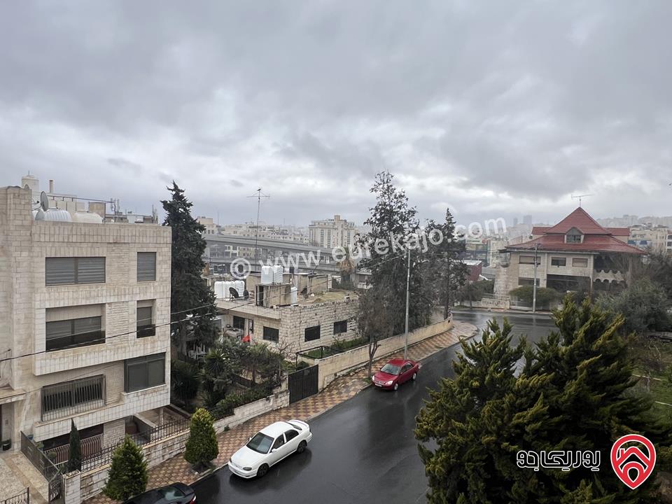 أرض مساحة 889م عليها بناء قديم قابل للهدم للبيع في عمان - المدينة الرياضية - تقع على شارعين بمستويين يسمح ببناء عدة طوابق