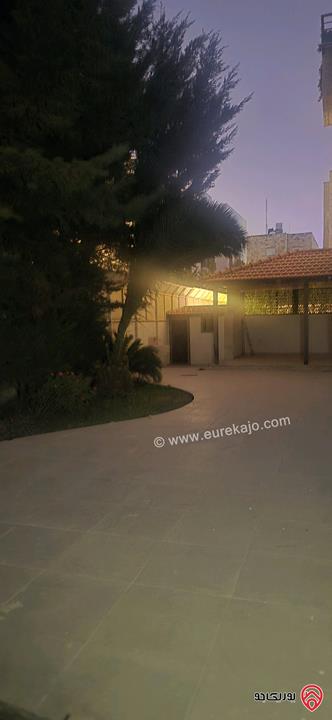 شقة ارضية مساحة 248م مع توسعة 10م مقززة حديقة وتراسات 350م للبيع في عمان - ام اذينة