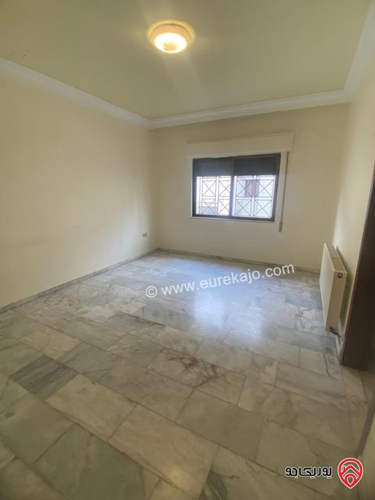 شقة طابق ثالث مساحة 180م للبيع في عمان - الرابية