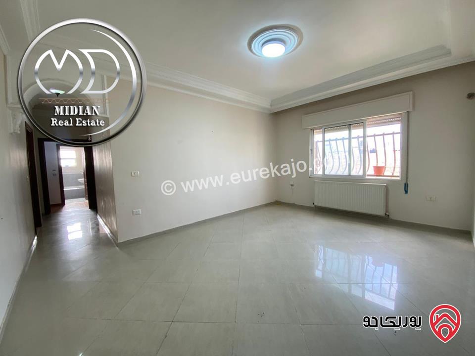 شقة فارغة للايجار طابق أخير مع روف في عمان - خلدا مساحة 300م مع تراسات اطلالة رائعة بسعر مميز جداً