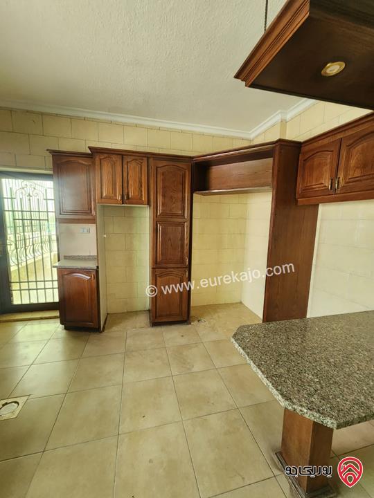 شقة فارغة طابق ثالث مساحة 200م للايجار في عمان - ام اذينة 