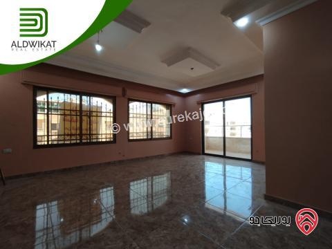 شقة شبة ارضية للبيع في عمان - المدينة الرياضية مساحة البناء 244 م مساحة الترس 30 م