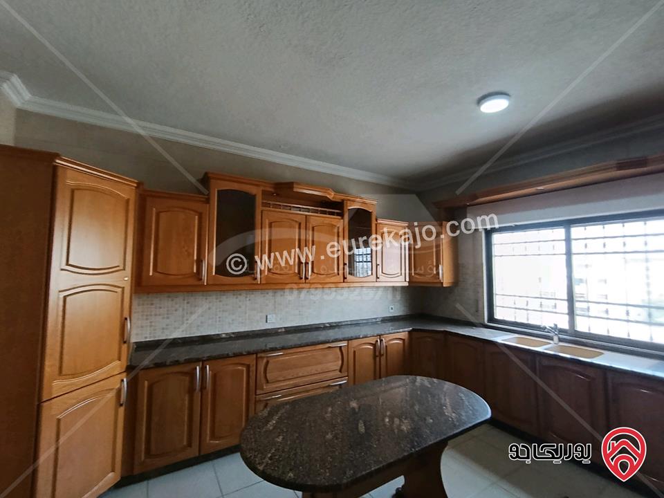 شقة مساحة 240م طابق ثالث للإيجار فارغة في عمان - ام السماق