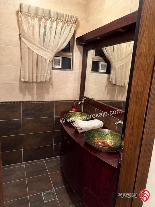 شقة سوبر ديلوكس طابق أخير مع روف مساحة 280م للايجار مفروشة في عمان - أم الكندم