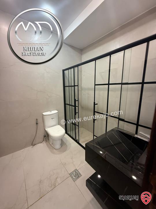 شقة ارضية للبيع في عمان - خلدا مساحة 200م مع ترس 45م تشطيبات ديكورات سوبر ديلوكس بسعر مميز جداً 