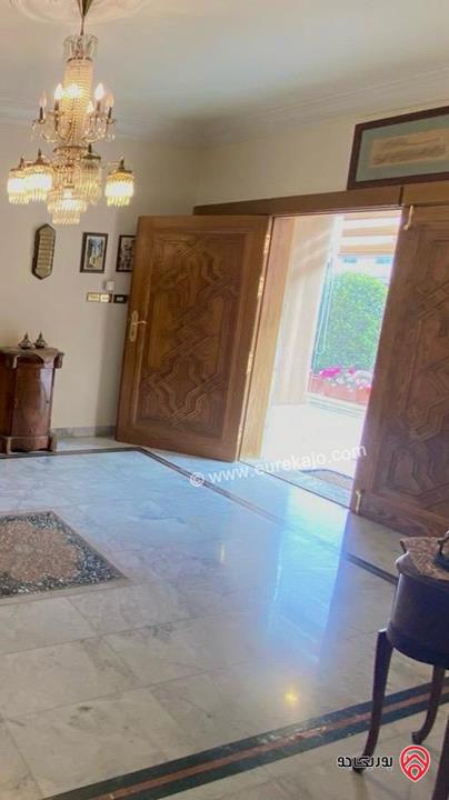 فيلا كبيرة مساحة البناء 800م على أرض 746م مع مسبح وحديقة واسعة للبيع في أرقى مناطق عمان الغربية - الكرسي
