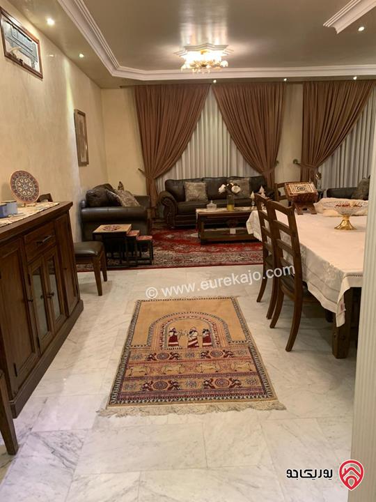 شقة طابق ثالث مع روف مساحة 200م للبيع في عمان - الرابية