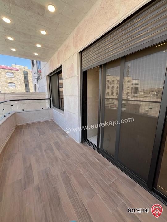 شقة طابق ثالث مع روف مساحة 195م٢ للبيع في عمان - طبربور قريبة من الخدمات