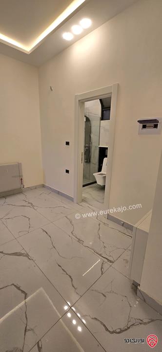 شقة مميزة طابق أرضي دوبلكس مساحة 287م داخلي و 240م خارجي للبيع في عمان - الجندويل