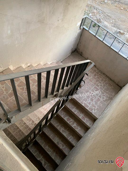 منزل مستقل ثلاث شقق بثلاث طوابق وحديقة وساحات مساحة 400م على أرض 1100م للبيع بأقل من سعر الارض في عمان - طبربور ابو عليا