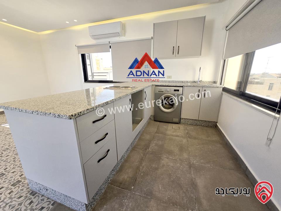 رووف فخم جديد مساحة 80م مع ترس واسع 150م للإيجار في عمان - أم أذينة