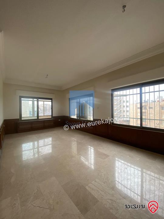 شقة مميزة للبيع في عمان - الرابية طابق ثالث 200م مع روف 100م تشطيب سوبر ديلوكس