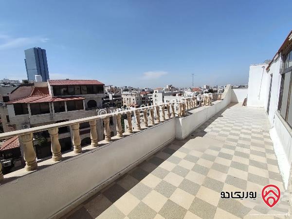 شقة طابق ثالث مع روف مساحة 341م للبيع عمان - ام اذينة مجددة بالكامل