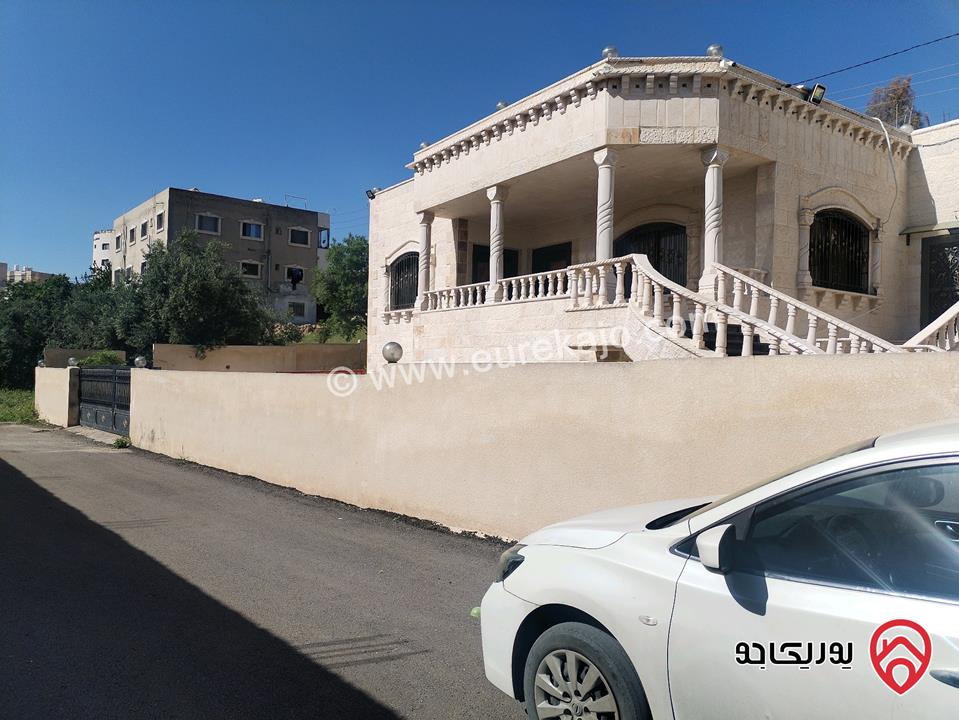 منزلين للبيع بجانب بعض على قطعة ارض واحدة مساحة 1 دونم و 361م في اربد