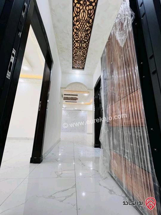 شقة طابق ثالث وروف مساحة 200م وترس لم تسكن للبيع في الزرقاء الجديدة